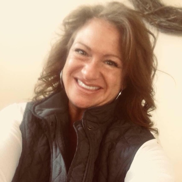 Profile Picture of Claudia Pepping (@cpepping) on Poshmark