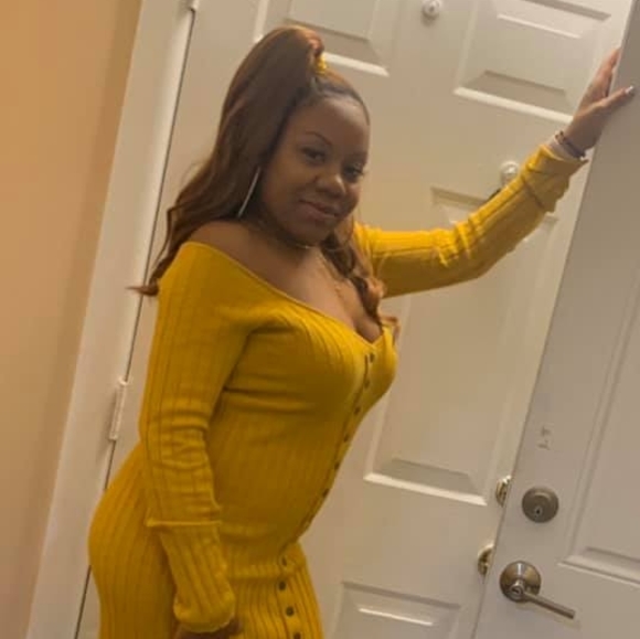 Profile Picture of Danielle Thorpe (@danisparkle) on Poshmark