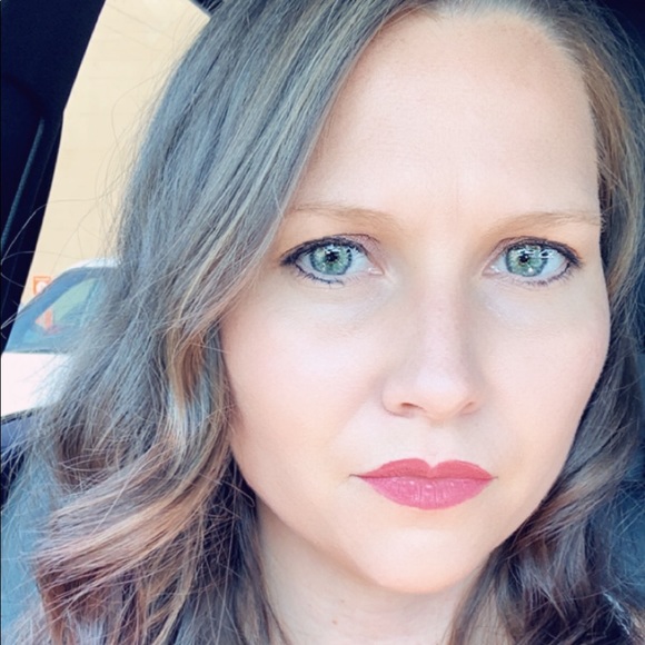 Emily Trullinger - Poshmark Profile Picture of Emily Trullinger (@emilytrullinger) on Poshmark