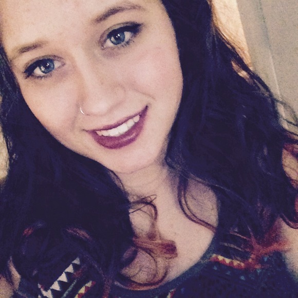 Profile Picture of Peyton Belonga (@xpeytonxx) on Poshmark