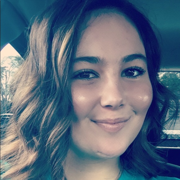 Profile Picture of Amber Sigmon (@ambersigmon) on Poshmark