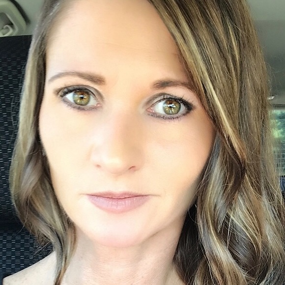 Profile Picture of Sara Oleson (@saraski04) on Poshmark