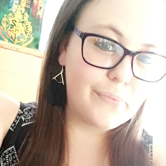 Profile Picture of Sabrina Fahrlander (@sabrina94xoxo) on Poshmark