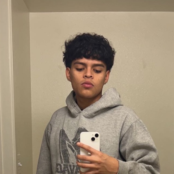 Profile Picture of Jonathan Ochoa (@jonathanocho516) on Poshmark