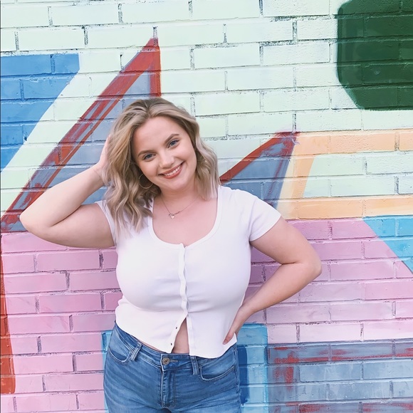 Profile Picture of Keeley Kosier (@kkosier) on Poshmark