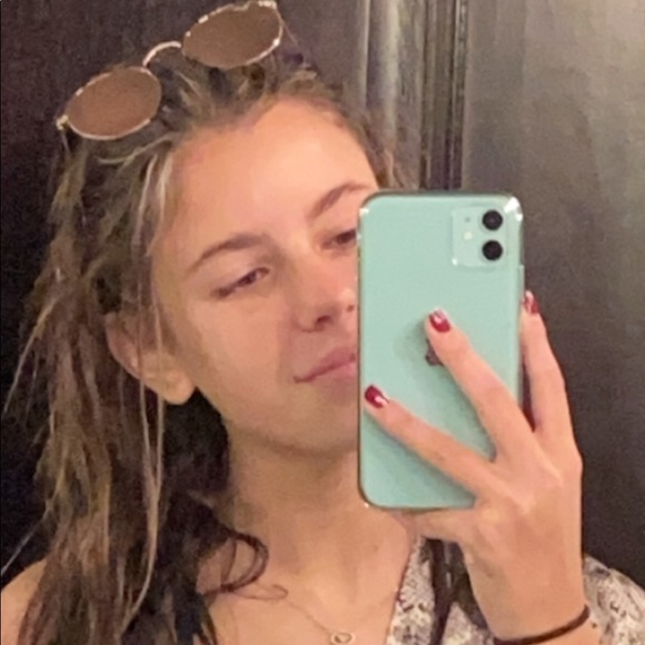 Profile Picture of Carolina Grovas (@carogrovas) on Poshmark