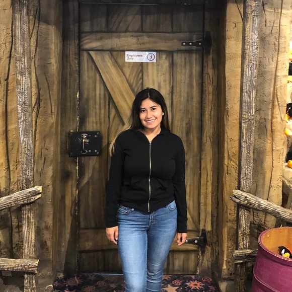 Profile Picture of Katherine Cortez (@katherineac97) on Poshmark