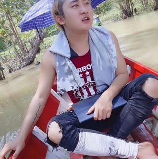Profile Picture of 李更新 (@&) on Facebook