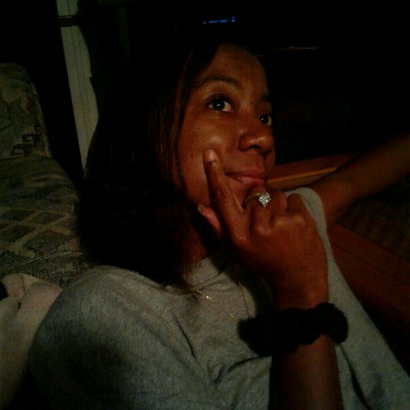 Profile Picture of Murial Elzey (@tripping82) on Poshmark