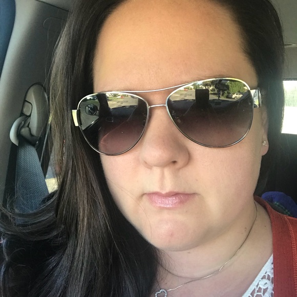 Profile Picture of Jennifer Larson (@jenm580) on Poshmark