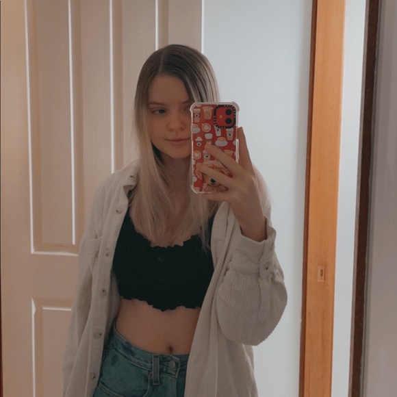 Profile Picture of Holly Garside (@hollygarside) on Poshmark