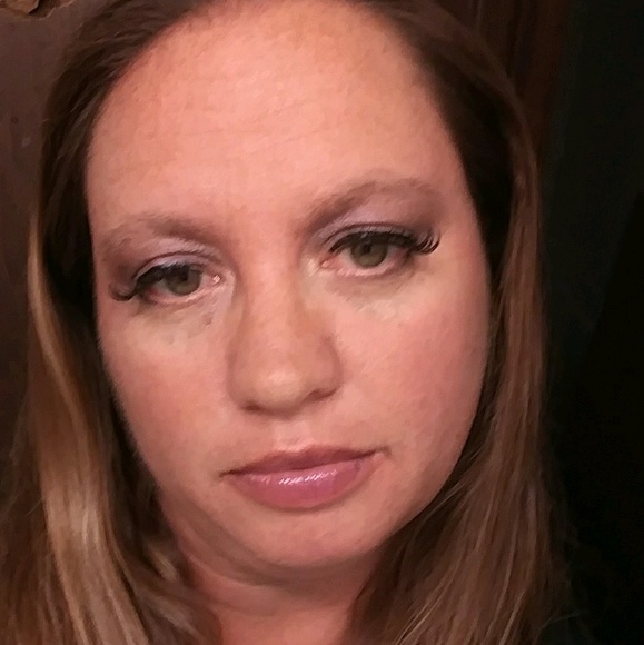 Profile Picture of Julie Hertweck (@jhertweck75) on Poshmark