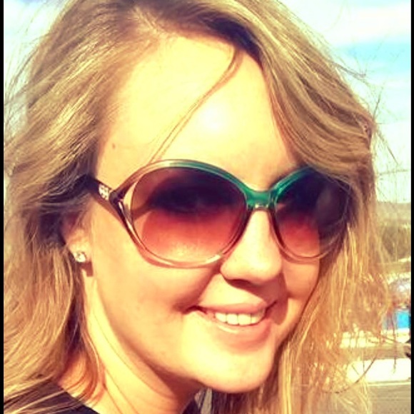 Profile Picture of Danielle Cluphf (@daniclu) on Poshmark
