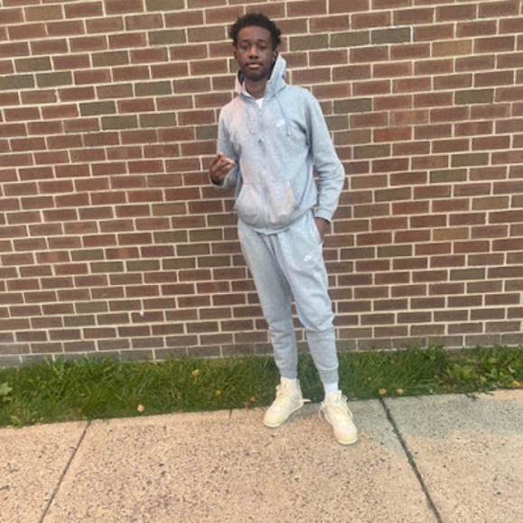 Profile Picture of King Reefy (@sharefshivers14) on Poshmark