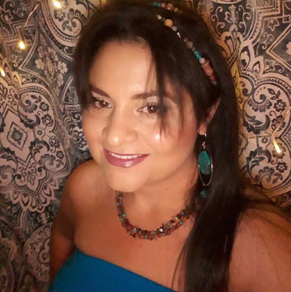 Profile Picture of Rebecca Tipton (@makeuplover5) on Poshmark