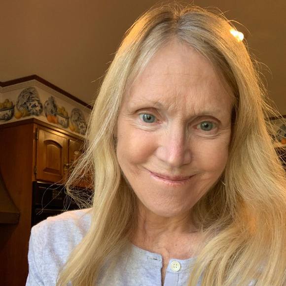 Profile Picture of Elizabeth Luster (@elusters) on Poshmark