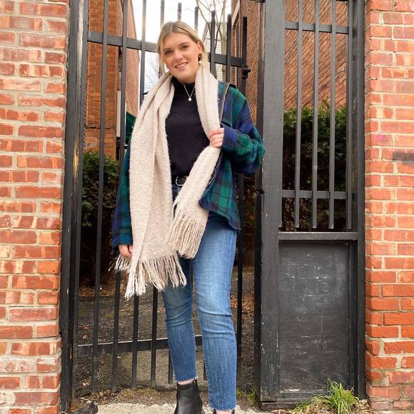 Profile Picture of Grace Casscles (@gcasscles222) on Poshmark