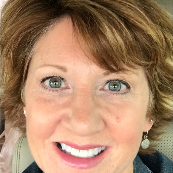 Profile Picture of Sue Kasica (@suebugrn) on Poshmark