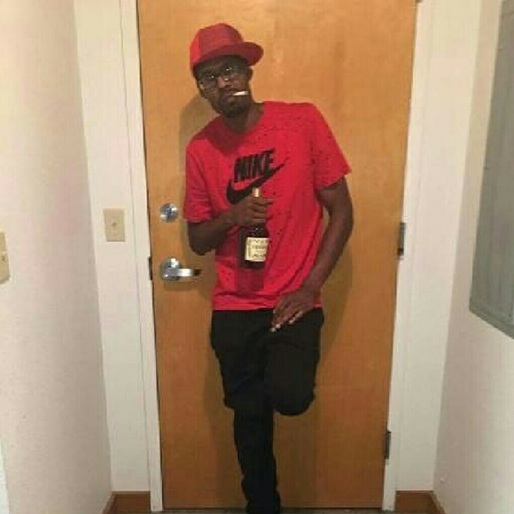 Profile Picture of Thomas Gillespie (@0royal_living0) on Poshmark