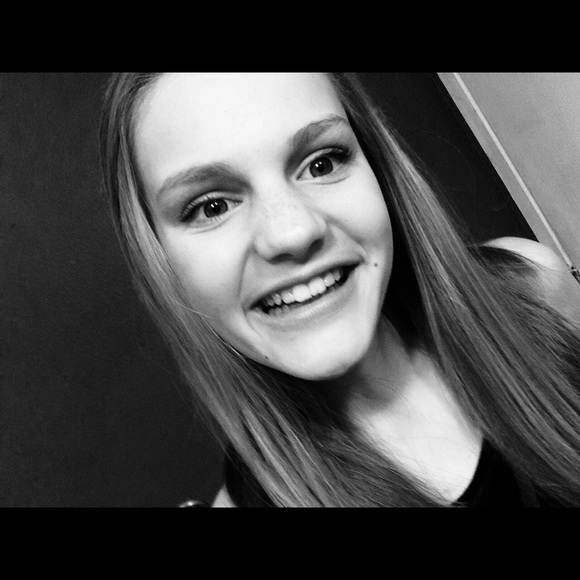 Profile Picture of Kelli Heeringa (@kel_bell_34) on Poshmark