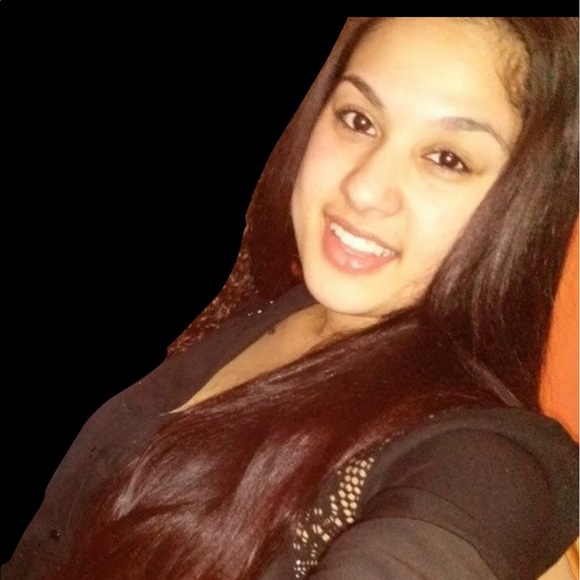 Profile Picture of Crystal Mullin (@crystallox) on Poshmark