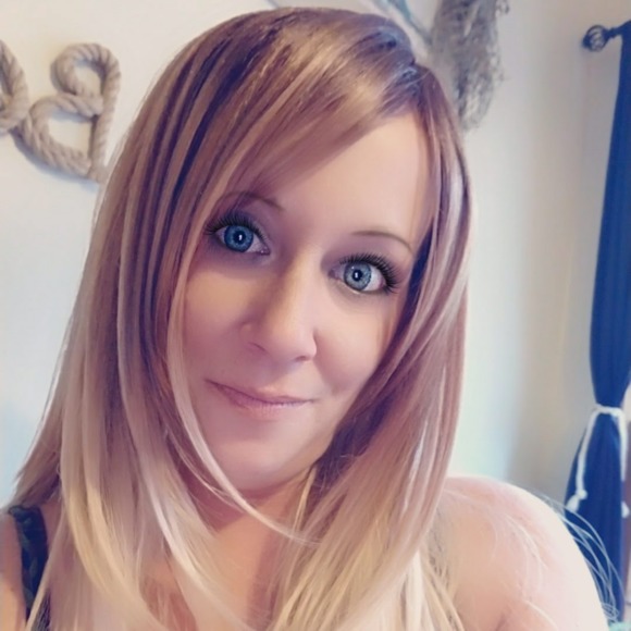 Profile Picture of Leslie Lahart (@leslielahart) on Poshmark