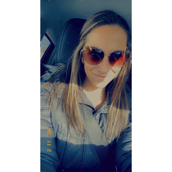 Profile Picture of Emma Brockway (@broemm) on Poshmark