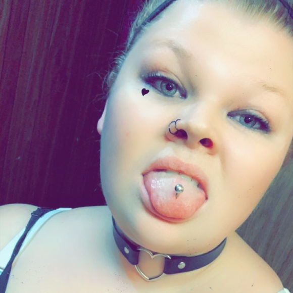 Profile Picture of Destinie Shingledecker (@dshingledecker) on Poshmark