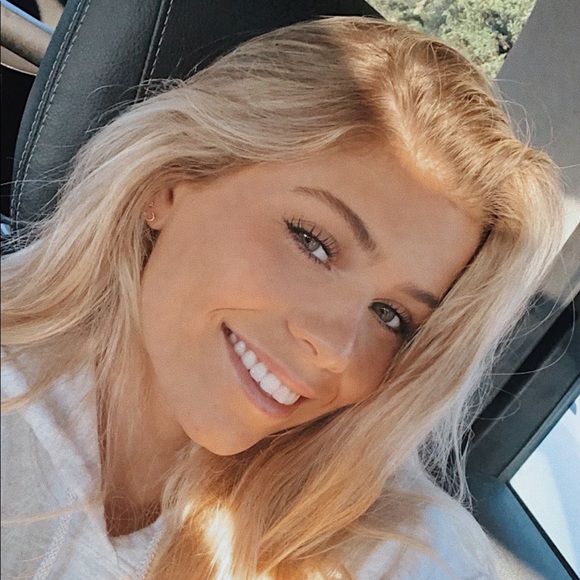 Profile Picture of Samantha Owen (@samanthajmo) on Poshmark
