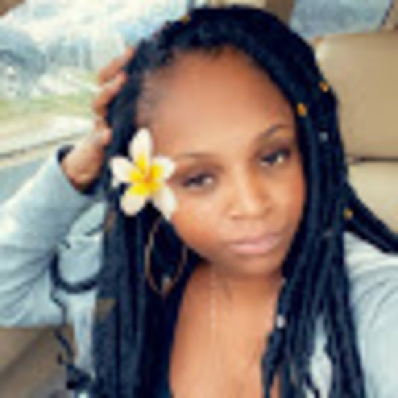 Profile Picture of Ashley Murphy (@ashleymurphy257) on Poshmark