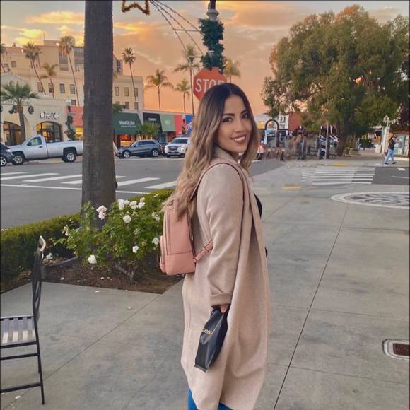 Profile Picture of Lilian Llanes (@lilianllanes) on Poshmark