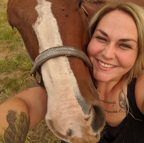 Danielle Robben-schneier - Poshmark Profile Picture of Danielle Robben-schneier (@danischneier) on Poshmark