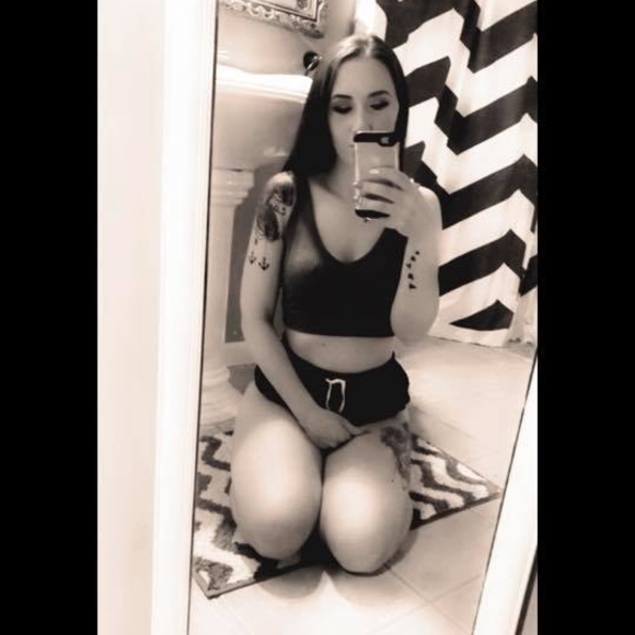 Profile Picture of Alexa Long (@alexalong7) on Poshmark