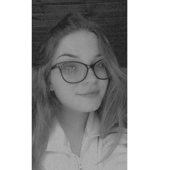 Profile Picture of Haley Baxter (@haleybaxter975) on Poshmark
