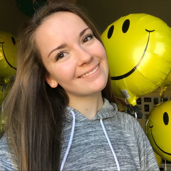 Profile Picture of Emma Cwalinski (@emmacwalinski) on Poshmark
