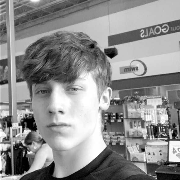 Chandler Eavers - Poshmark Profile Picture of Chandler Eavers (@ceavers) on Poshmark