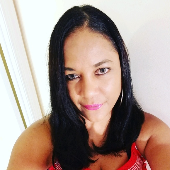 Profile Picture of Nadine Panosky (@nadine_panosky) on Poshmark