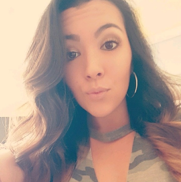 Profile Picture of Chelsea Bradford (@chelsb28) on Poshmark