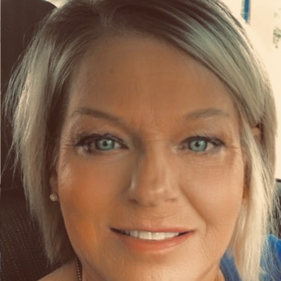 Profile Picture of Paula Manis (@pholsapple) on Poshmark