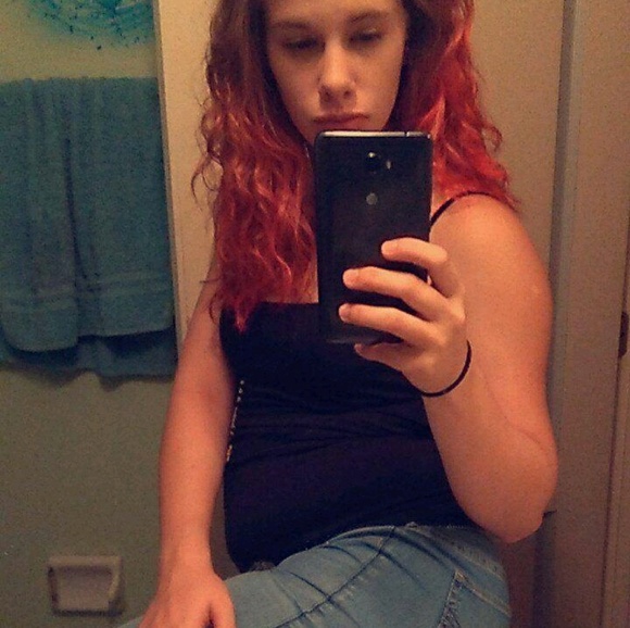 Profile Picture of Nicole Bennett (@momlife082017) on Poshmark