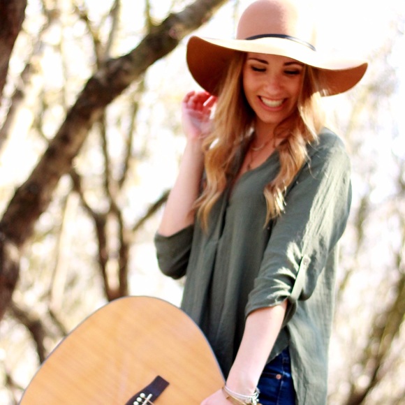 Profile Picture of Whitney Clark (@whitneyraeclark) on Poshmark