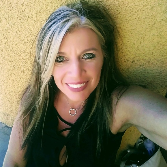 Profile Picture of Jessica Scharfenberg (@bezjjmljsj) on Poshmark