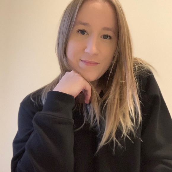 Profile Picture of Elizabeth Isom (@eisom89) on Poshmark