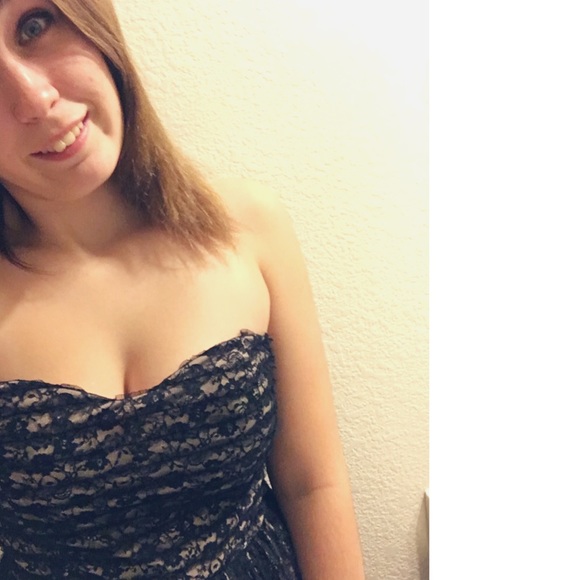 Profile Picture of Shaye Neal (@shayebrianne) on Poshmark