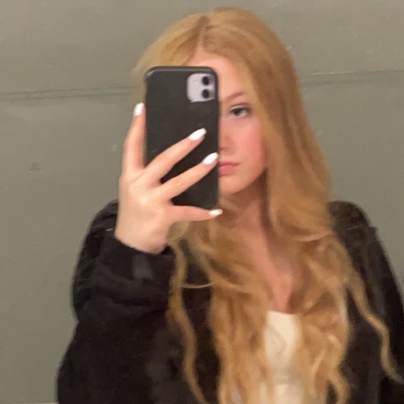 Profile Picture of Lexi Danielowski (@lexixcloset) on Poshmark