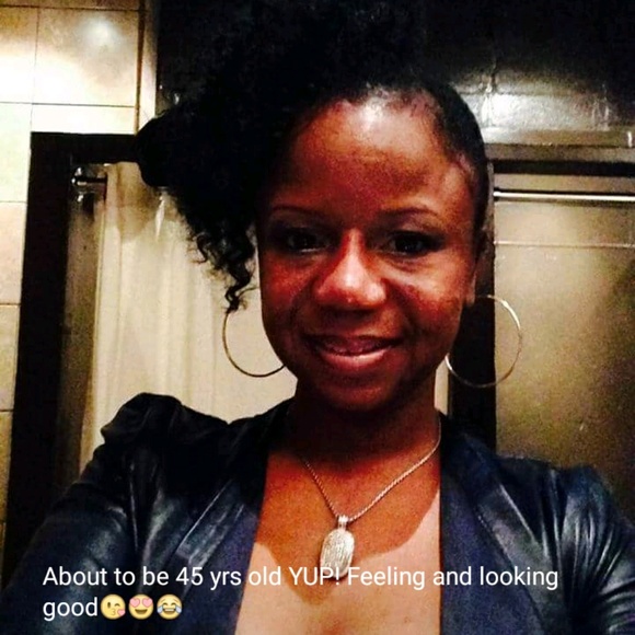 Profile Picture of Tara Wright (@taraone11) on Poshmark