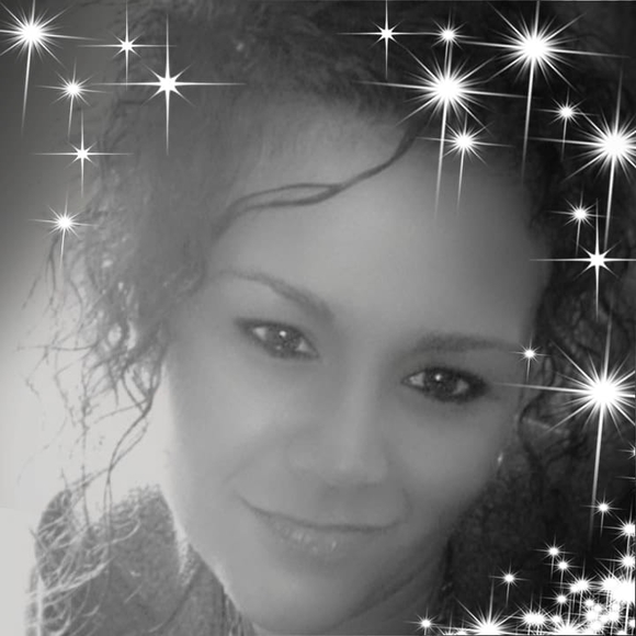 Profile Picture of Danielle Dexter (@triple3dlove) on Poshmark