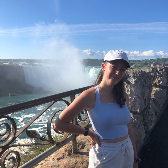 Profile Picture of Ally Scutella (@allyscutella) on Poshmark