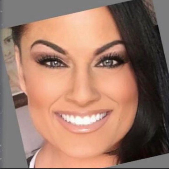 Profile Picture of Wendie Adubato (@wadubato) on Poshmark