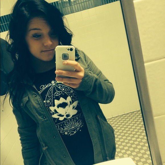 Profile Picture of Arielle Grzesiak (@arielle616) on Poshmark